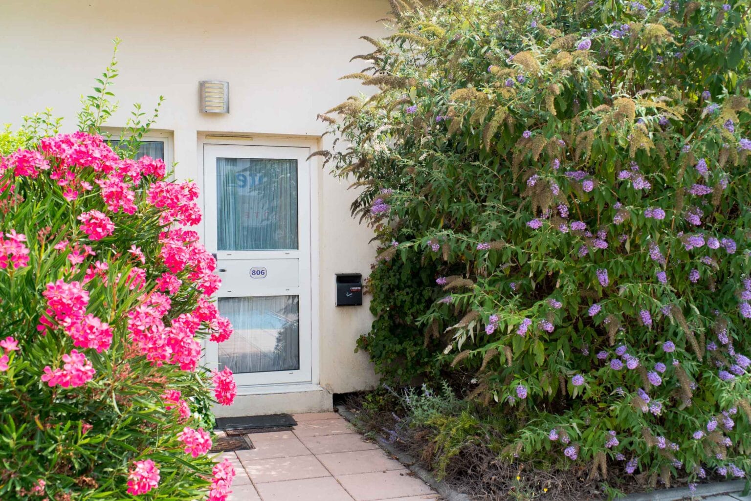 allotel-entree-chambre-studios-villas-fos-sur-mer