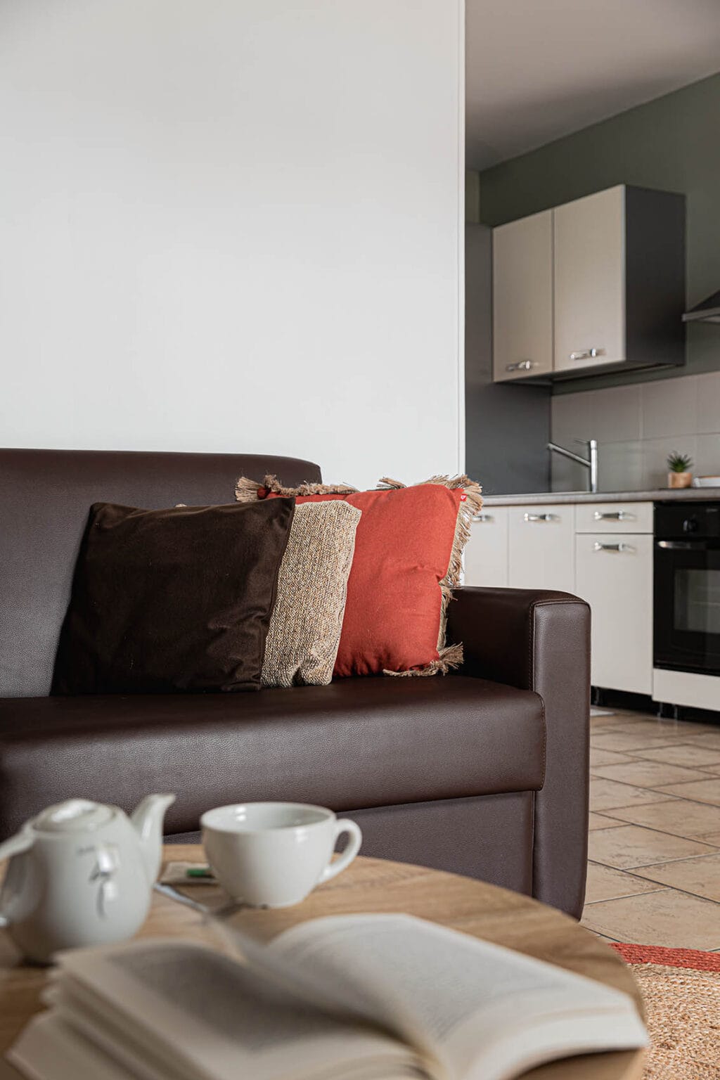 allotel-fos-studiotel-studios-salon-cosy-cuisine