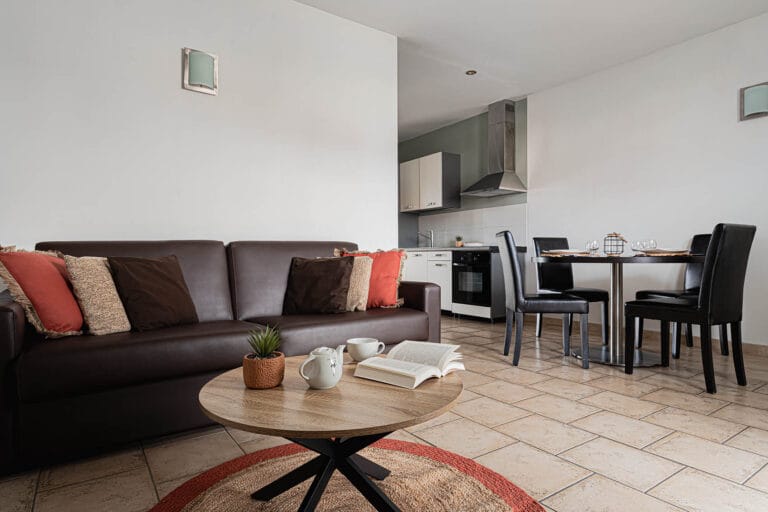 allotel-fos-villas-independance-salon-cuisine-equipee