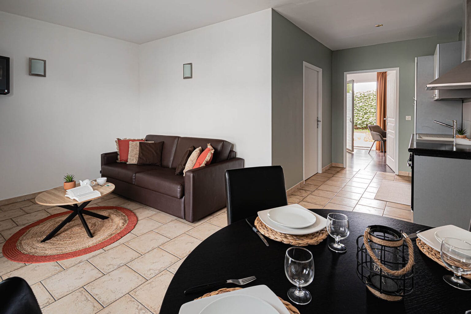 allotel-fos-villas-salon-detente-kitchenette