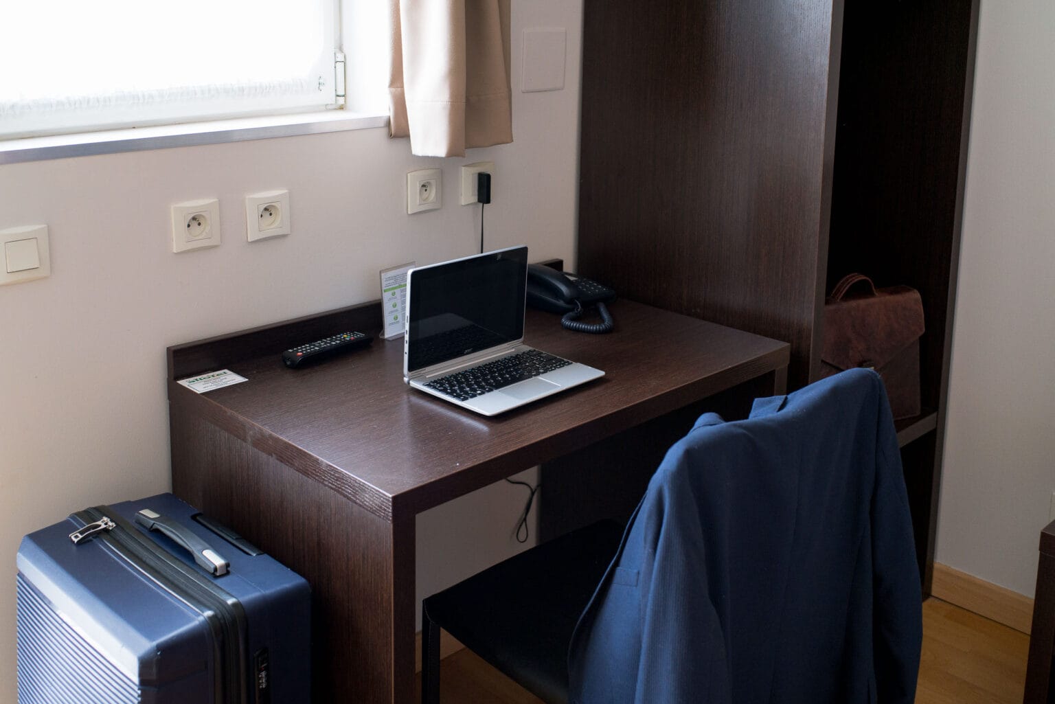 allotel-hotel-chambre-bureau-travail-internet