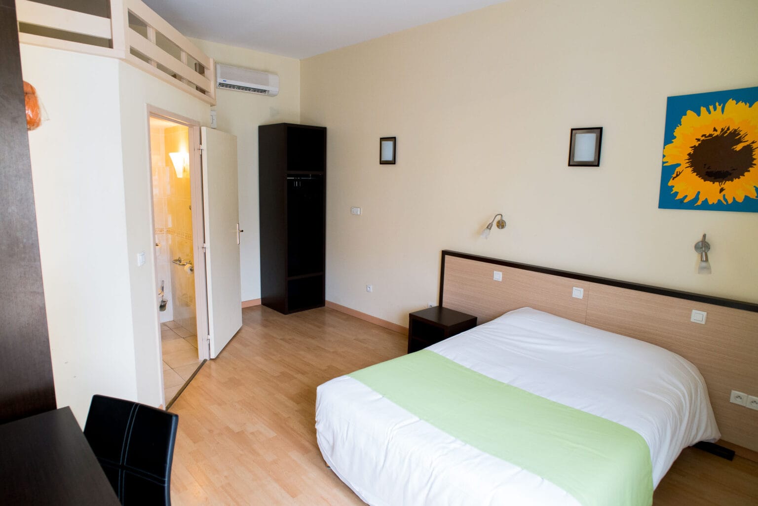 allotel-hotel-chambre-confortable-grand-lit