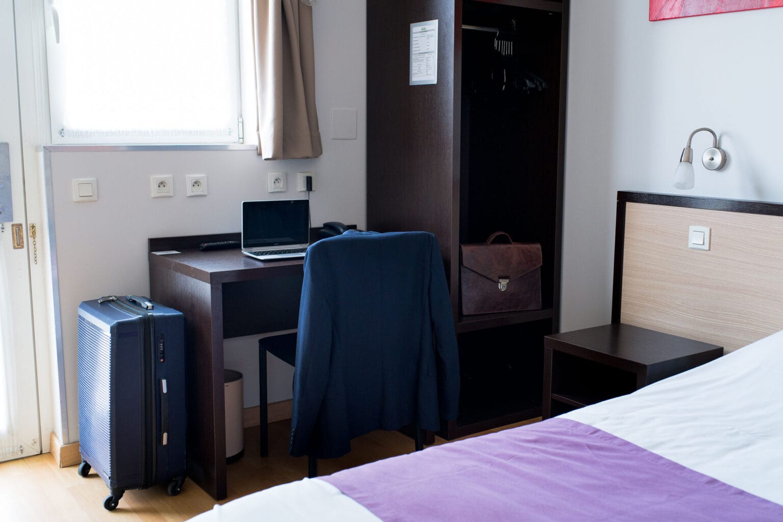 allotel-hotel-chambre-spacieuse-avec-bureau