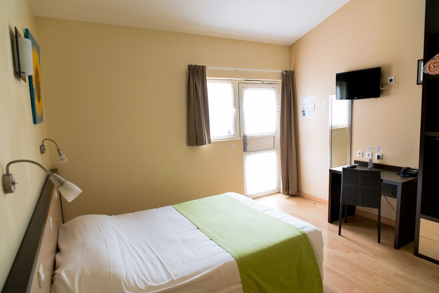 allotel-hotel-chambre-spacieuse-bureau-tv