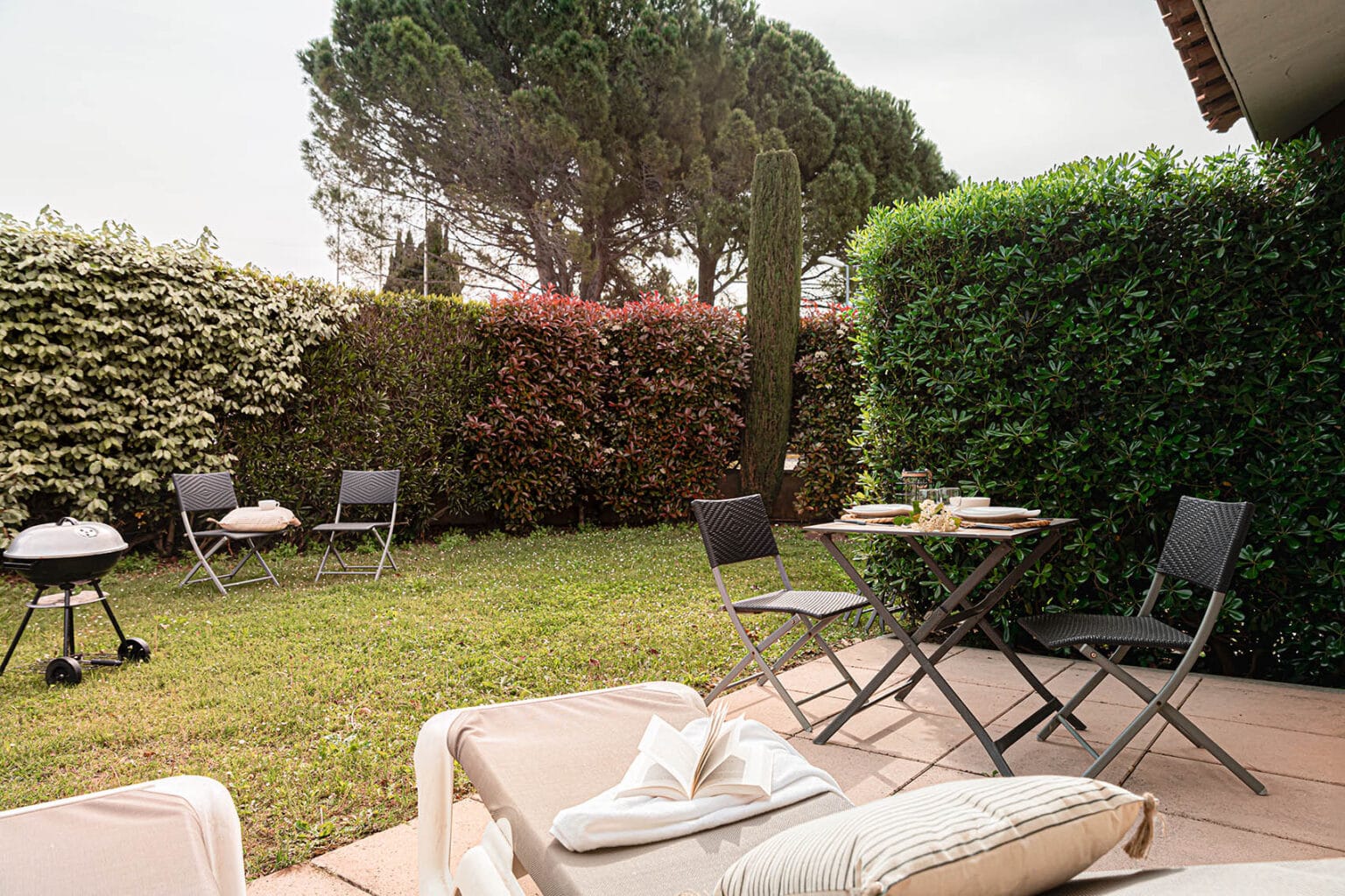 allotel-hotel-fos-villas-equipee-terrasse-barbecue