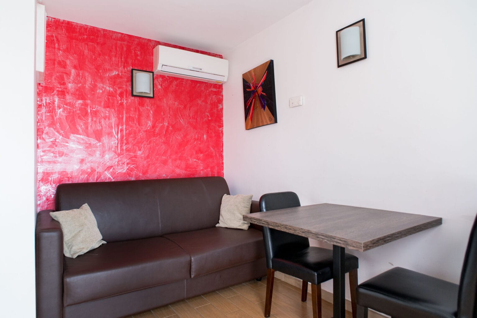 allotel-studios-espace-detente-salon-cuisine-kitchenette