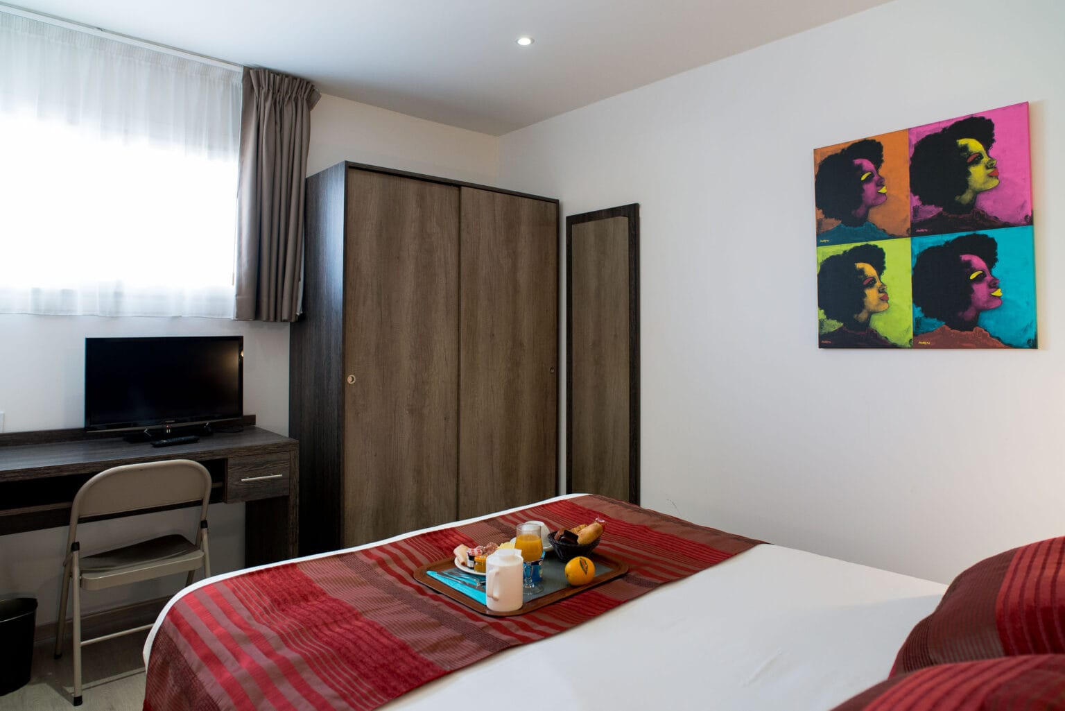 allotel-studios-grand-lit-confort-petit-dejeuner