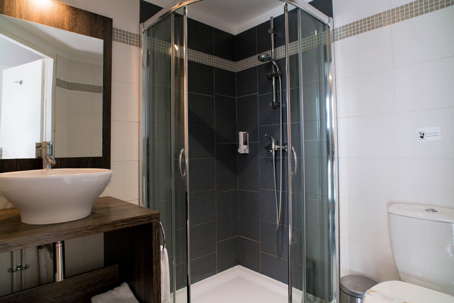 allotel-studios-salle-de-bain-equipée