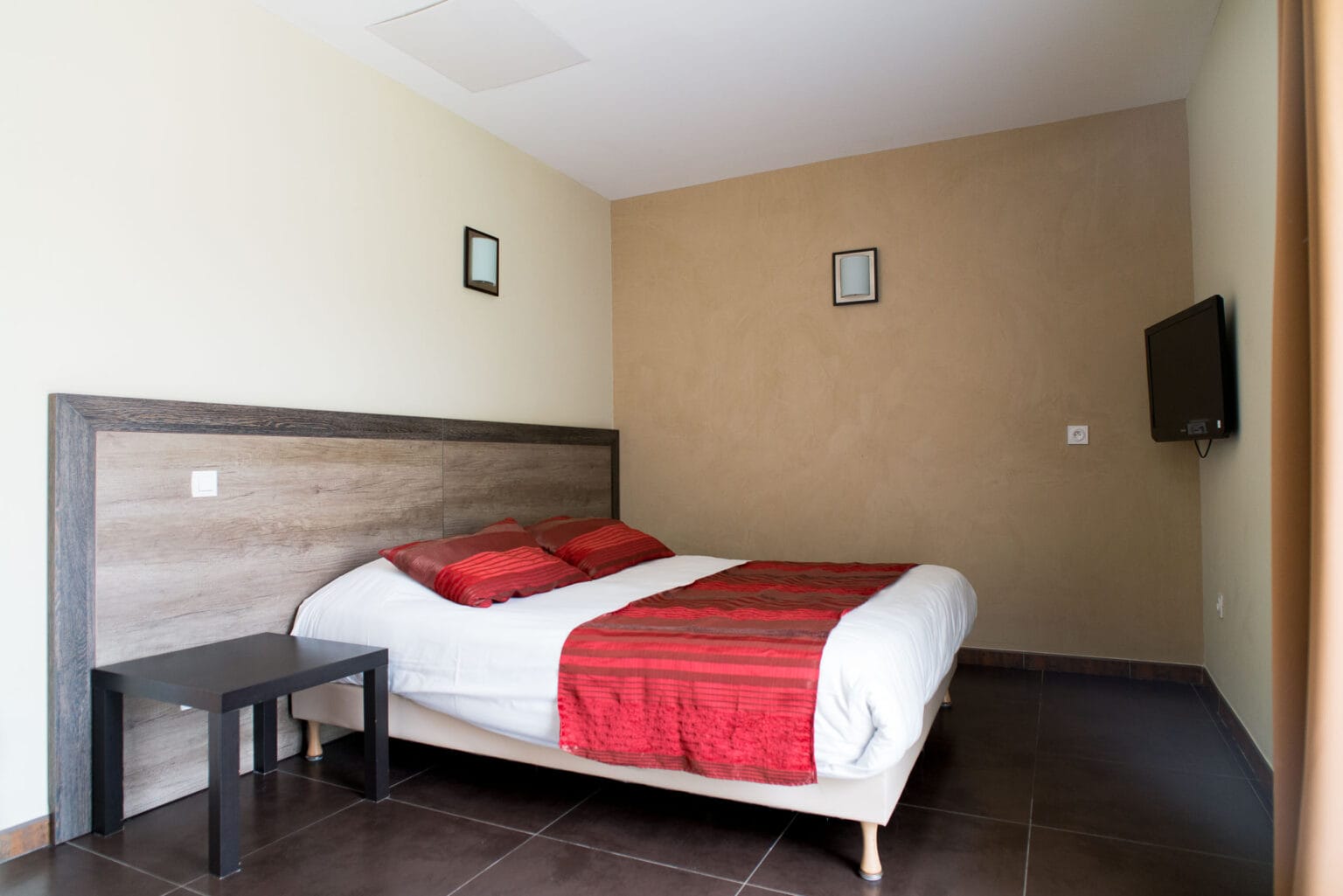 allotel-villas-chambre-spacieuse-lit-double