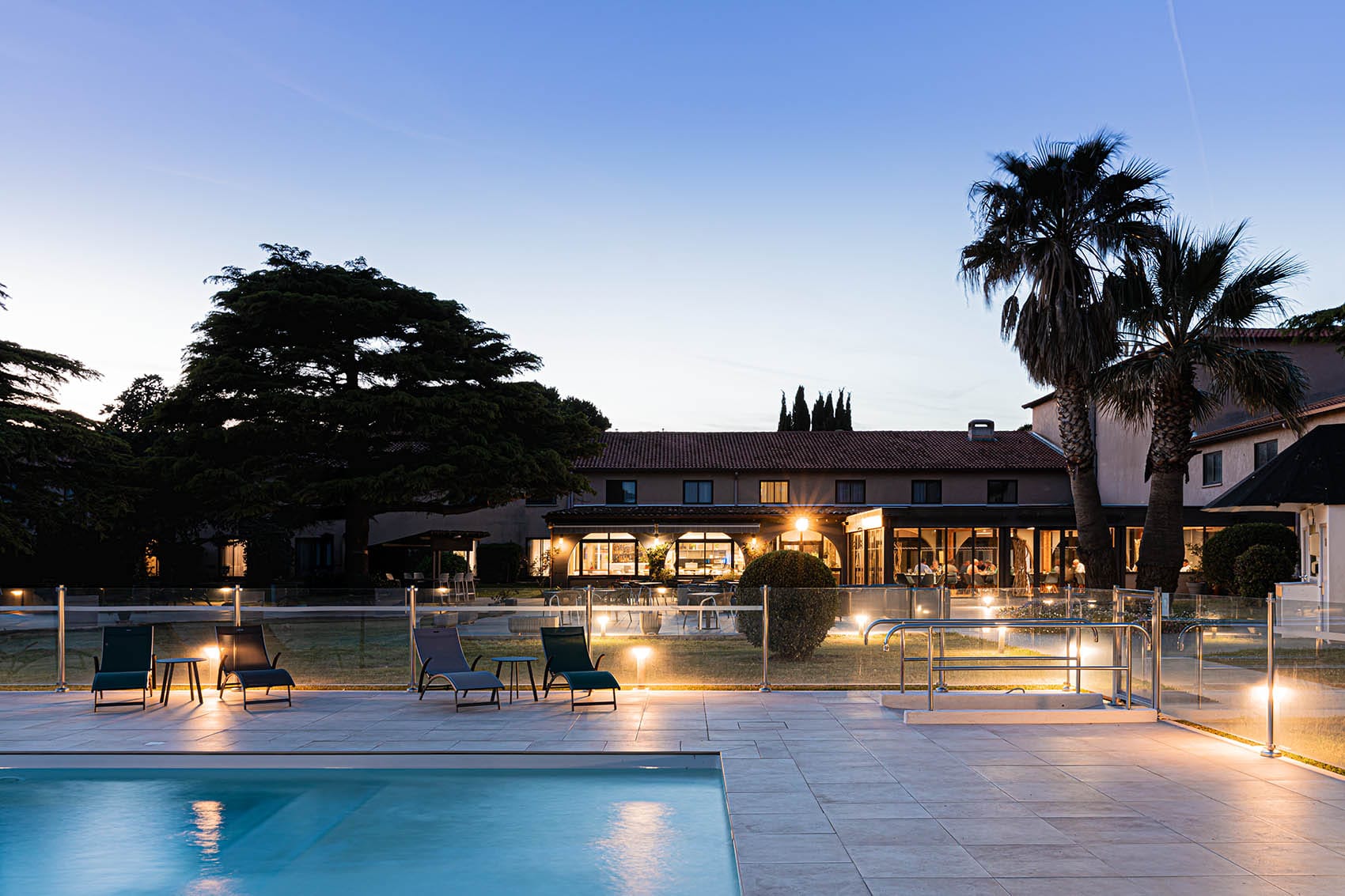 ariane-allotel-appart-hotel-fos-nuit-parc-piscine