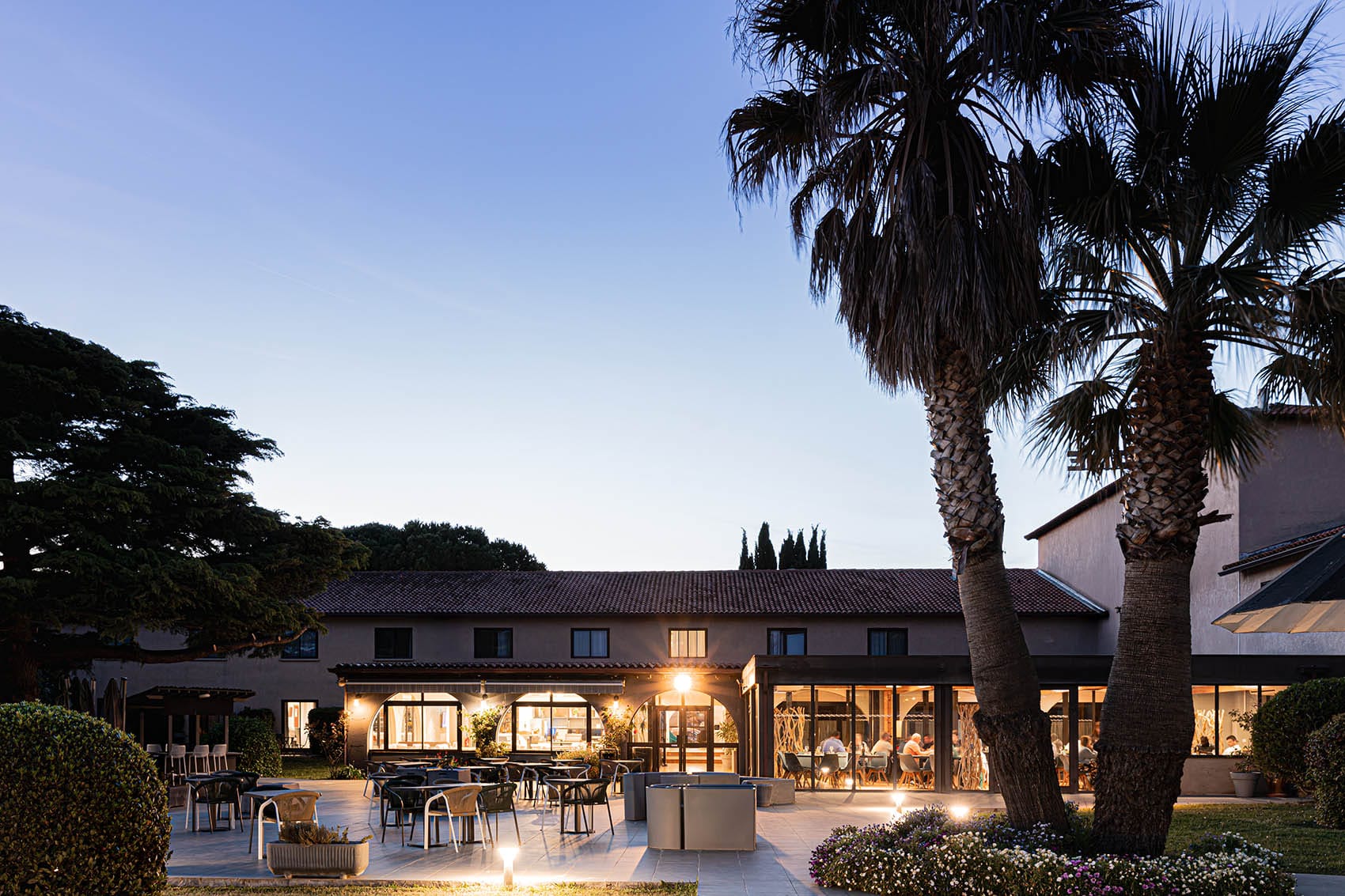 ariane-allotel-appart-hotel-fos-nuit-parc-restaurant-terrasse