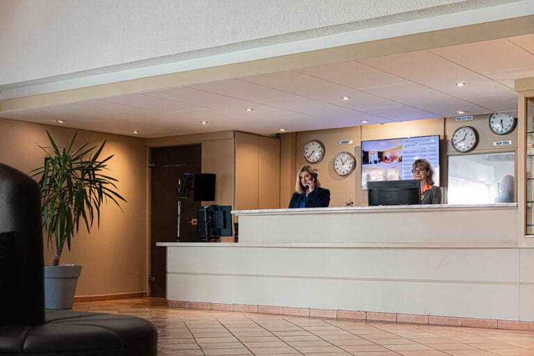 ariane-allotel-appart-hotel-fos-reception-accueil