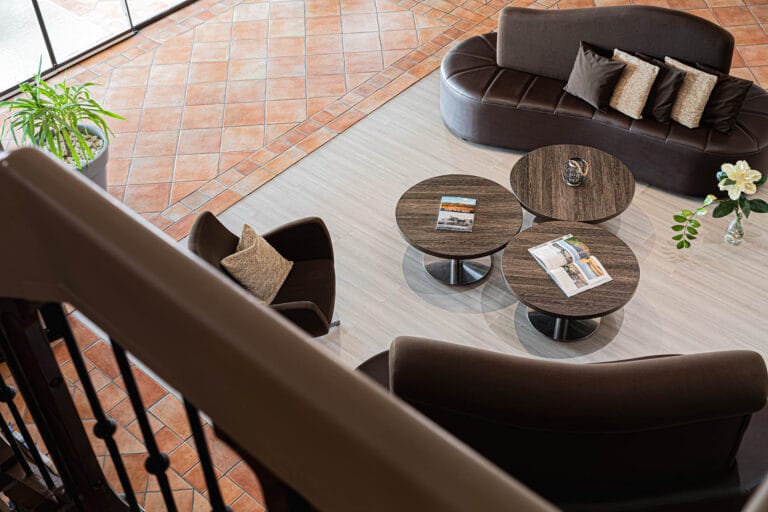 ariane-allotel-appart-hotel-fos-reception-salon-accueil